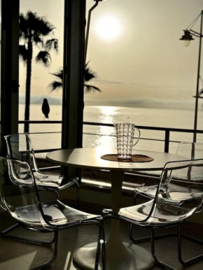 Beachfront 2-Bedroom, Sleeps 6, Pool, Restaurants